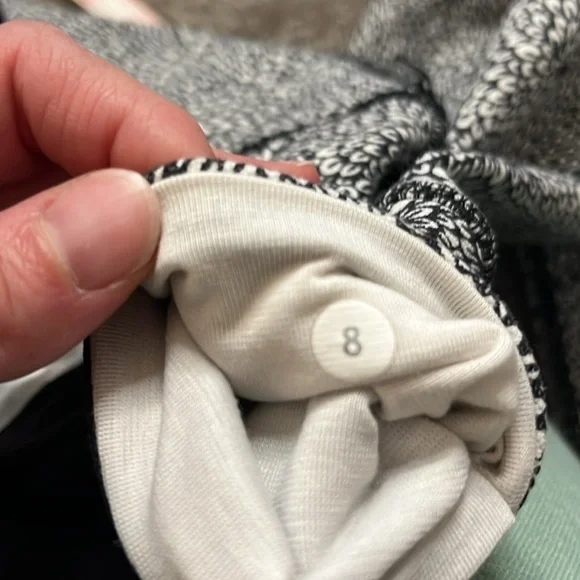 Lululemon Black and White Floral Design Leggings Size 8 - Picture 6 of 8